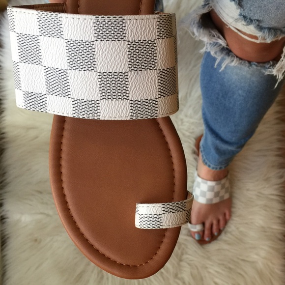 Checkered Toe Ring Slip On Sandals - Picture 4 of 16